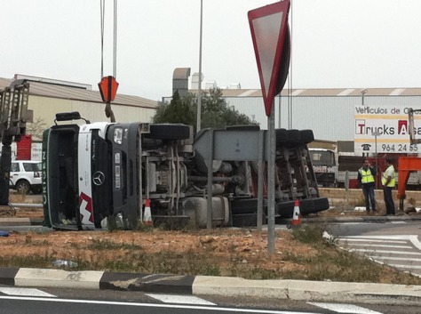 Vuelca un camión en la rotonda de la ciudad del transporte de Castellón rescatado con gruas